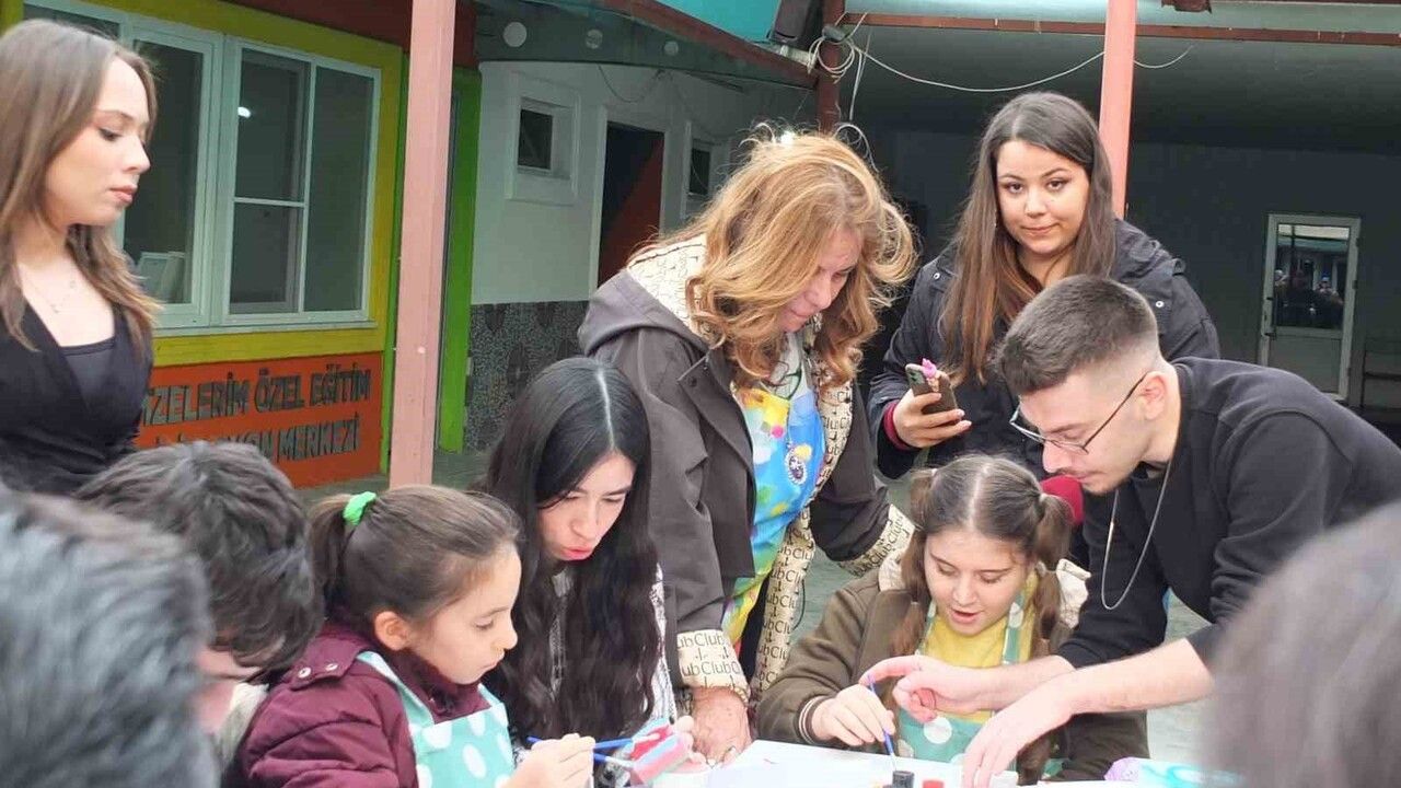 Burhaniye'de 'BUBFA ile Renklerle Umut' Engelli Gençlere Sanat Desteği