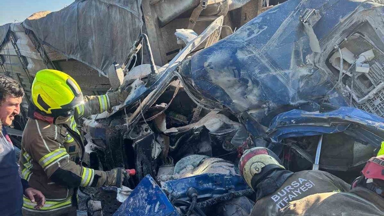 Bursa Çevre Yolu'nda Kamyon Bariyerlere Çarptı: Sürücü İtfaiyeyle Kurtarıldı