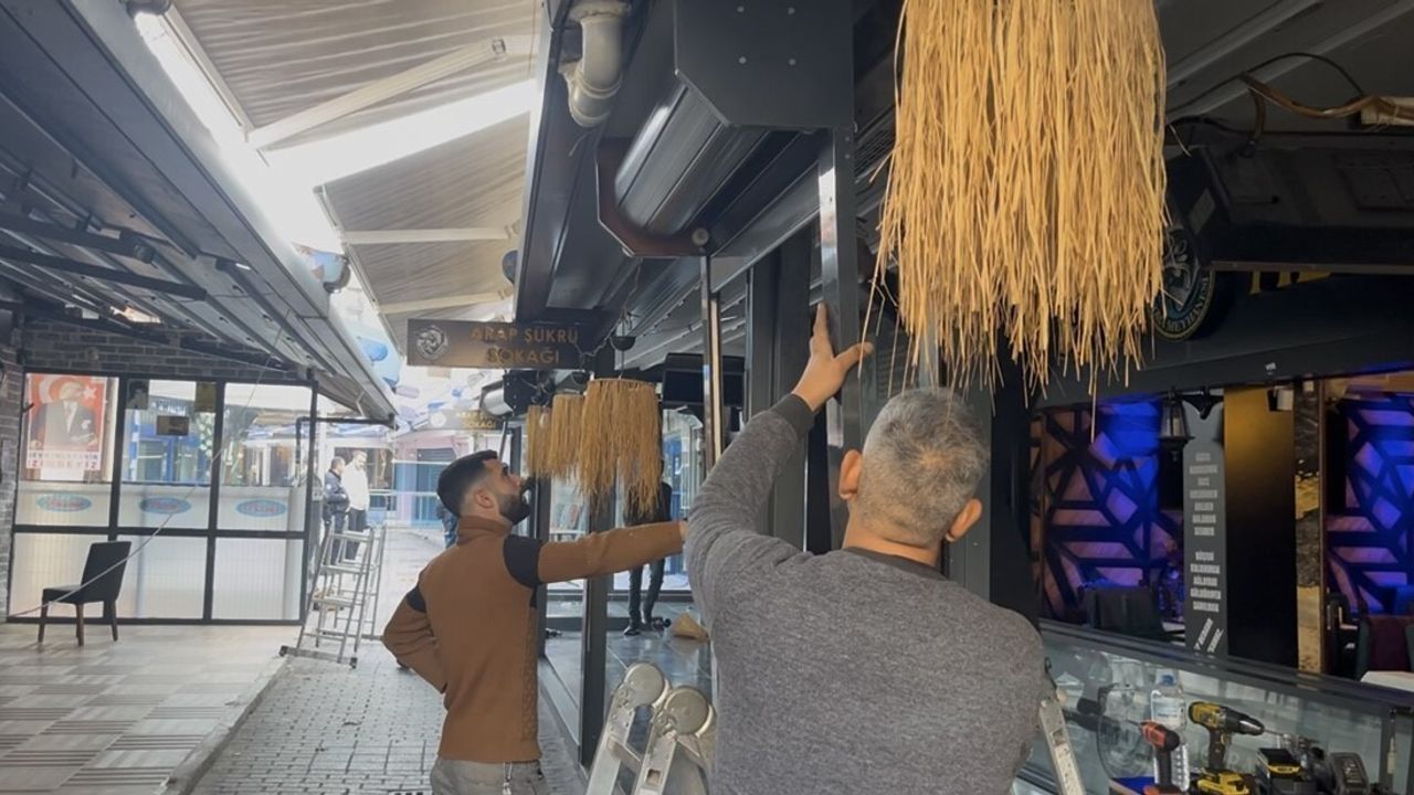 Bursa'da Arap Şükrü Sokağı'nda Tente Krizi: Belediye 14 İşletmeye Söküm Uyarısı