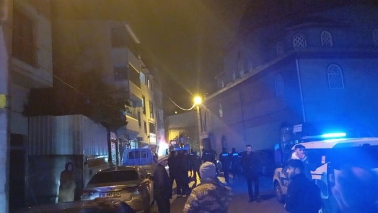 Bursa'da Depo Yangını Paniğe Yol Açtı: 1 Kişi Karbonmonoksit Şüphesiyle Hastaneye Kaldırıldı