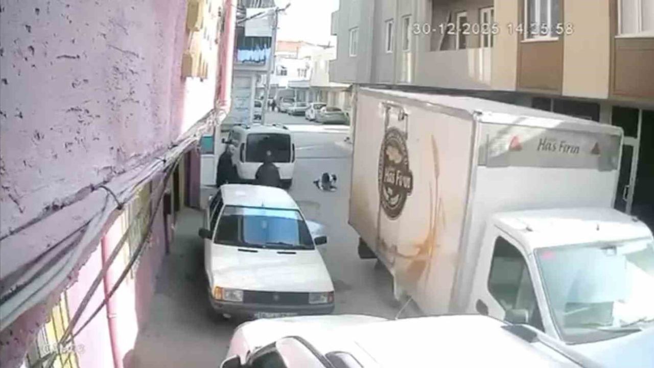 Bursa'da ekmek kamyoneti arka kapağı açık unutuldu: Genç kız yere serildi