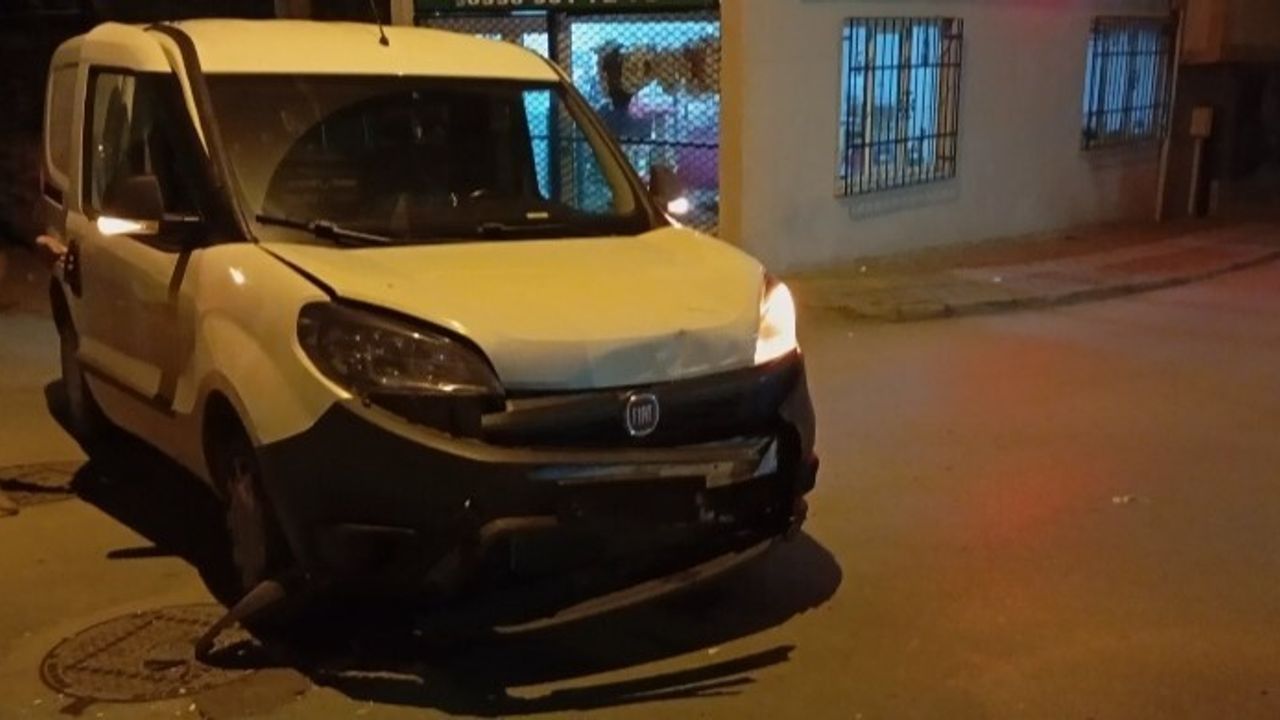 Bursa'da Gece Yarısı Kaza: 2 Yaralı, İtfaiye Kurtardı