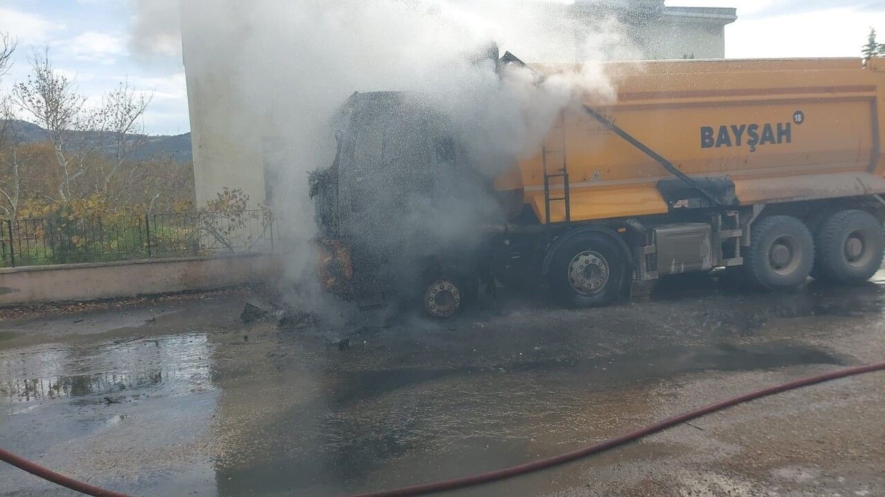 Bursa'da Hafriyat Kamyonu Alev Topuna Döndü