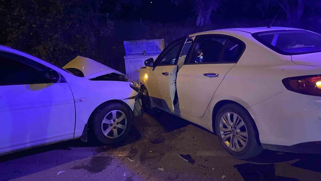 Bursa'da Hız İhlali Kavşakta Feci Kaza: 2'si Ağır, 4 Yaralı