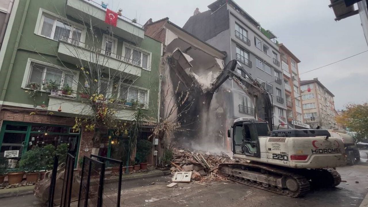 Bursa’da İlginç Yıkım: 4 Katlı Bina Zeminden Çöktü