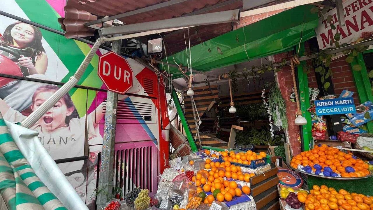 Bursa'da İmdat Freni Boşalan Öğrenci Otobüsü Manava Çarptı