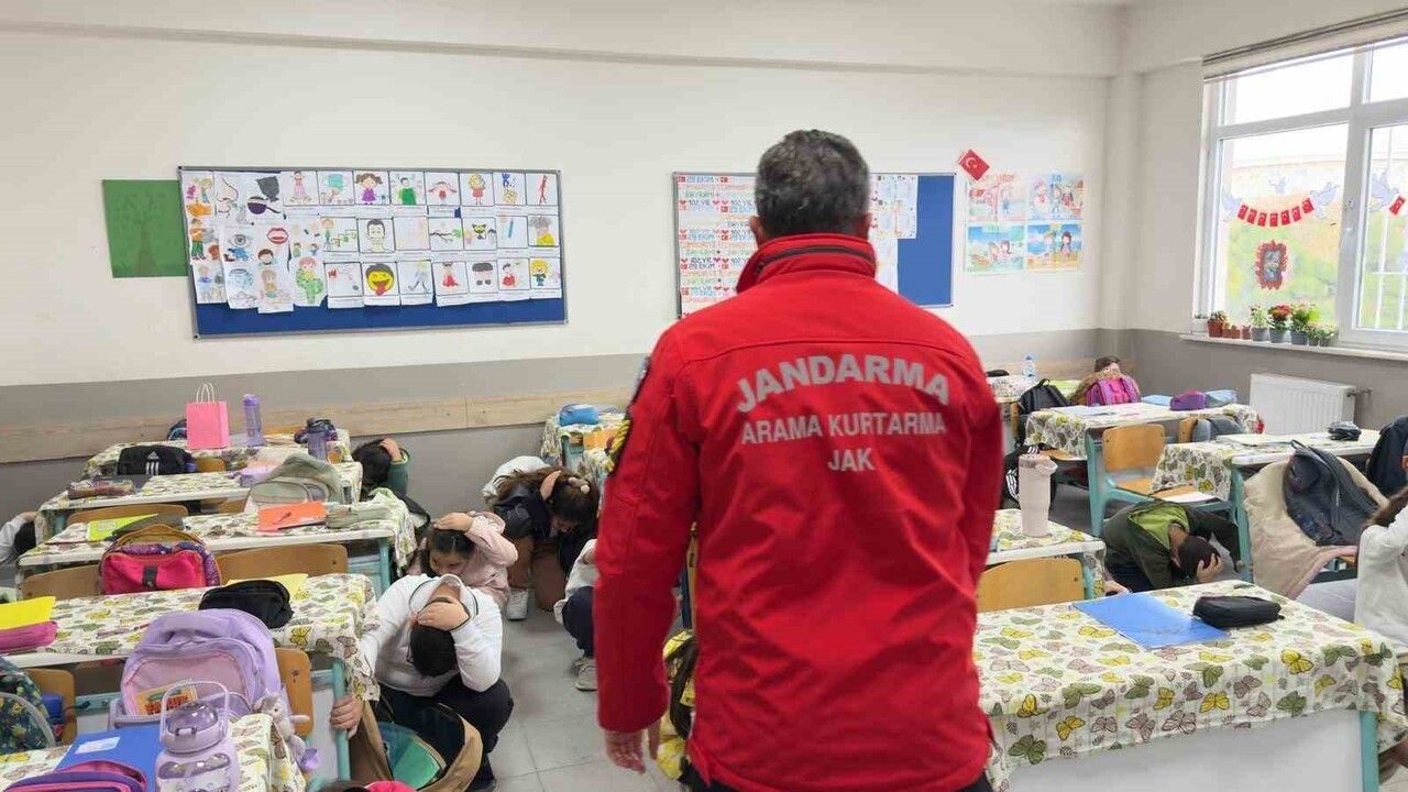 Bursa'da JAK'tan Öğrencilere Deprem Farkındalık Eğitimi