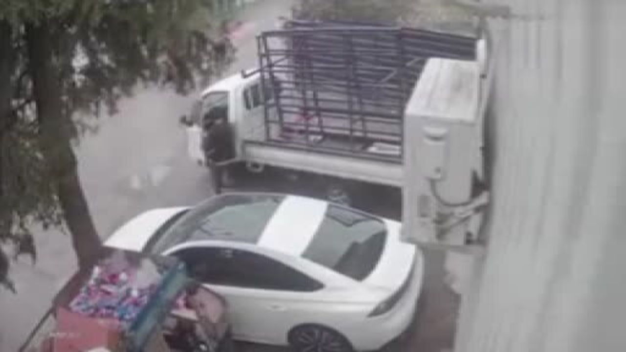 Bursa'da kamyonetin çarptığı scooter sürücüsü hayatını kaybetti — güvenlik kamerası ortaya çıktı