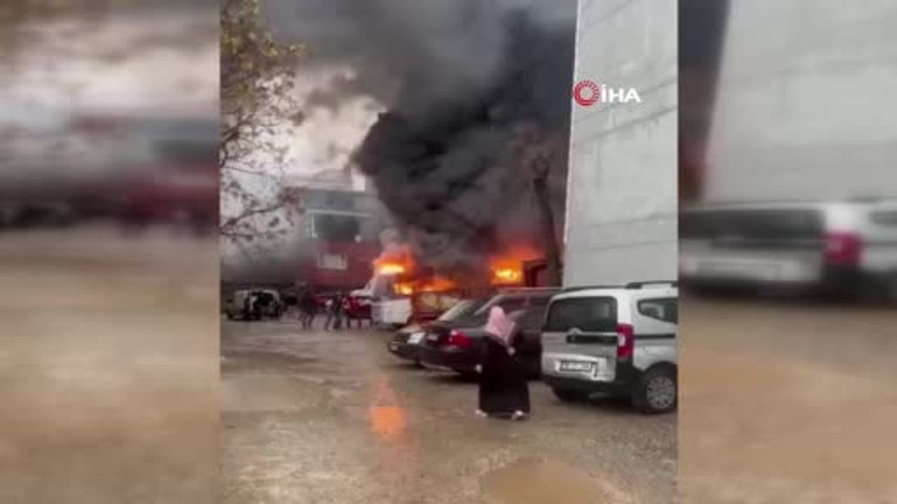 Bursa'da Park Halindeki Midibüs Yangını Otomobile Sıçradı