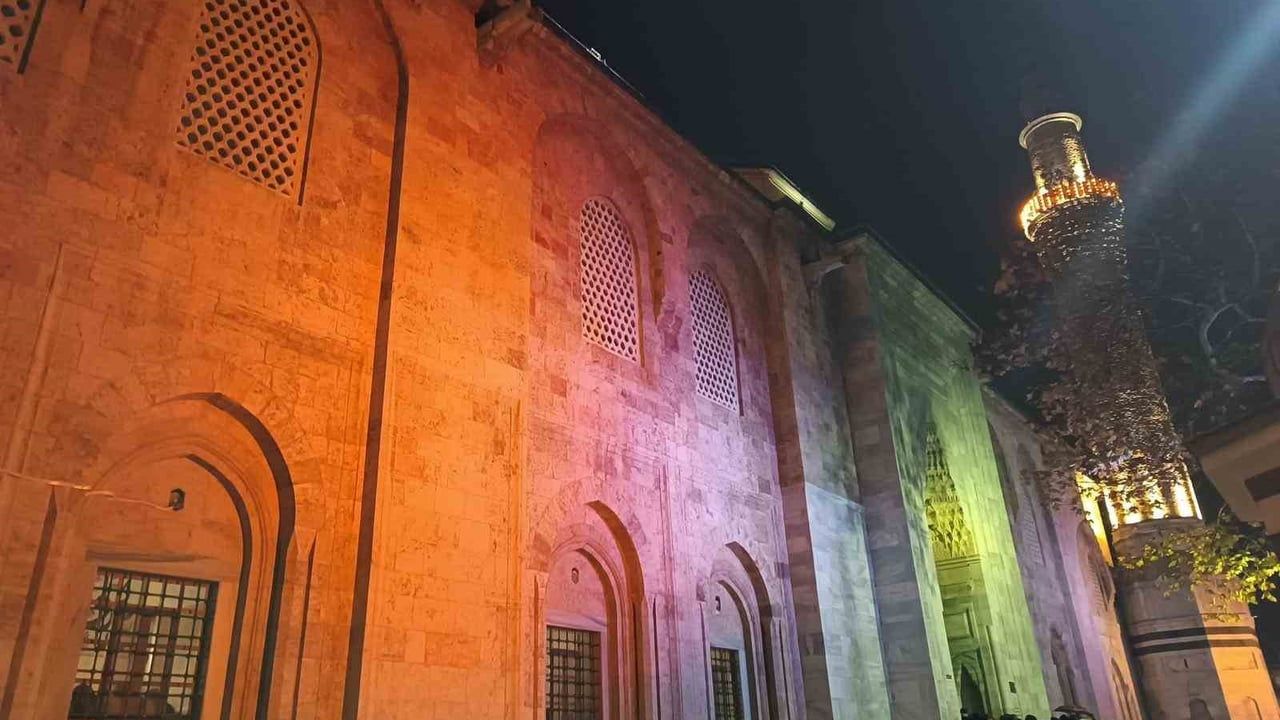 Bursa'da Regaip Kandili: Ulu Cami'de Dualar ve Tatlı İkramı