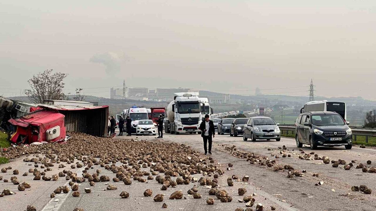 Bursa'da Şeker Pancarı Yüklü Tır Devrildi: 1'i Ağır 5 Yaralı