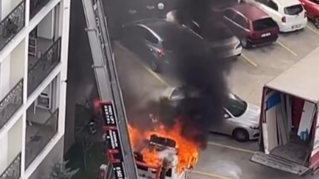 Bursa'da Vinçli Kamyon Alev Alev Yandı: 6. Katta Taşınma Sırasında Yangın