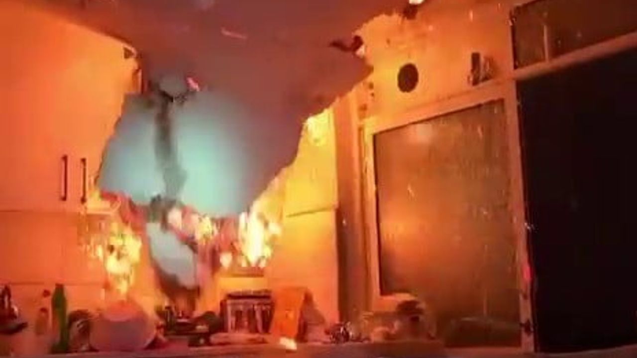 Bursa'da Yangın: Çöken Tavan İtfaiyecileri Son Anda Kurtardı