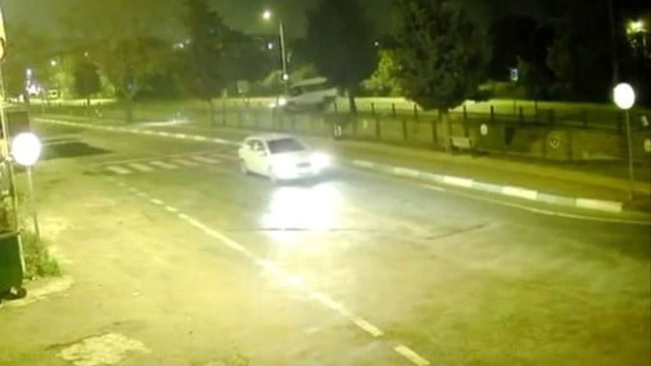 Bursa Gemlik’te Minibüs Dereye Uçtu: Sürücü Yaralandı, Kameraya Yansıdı