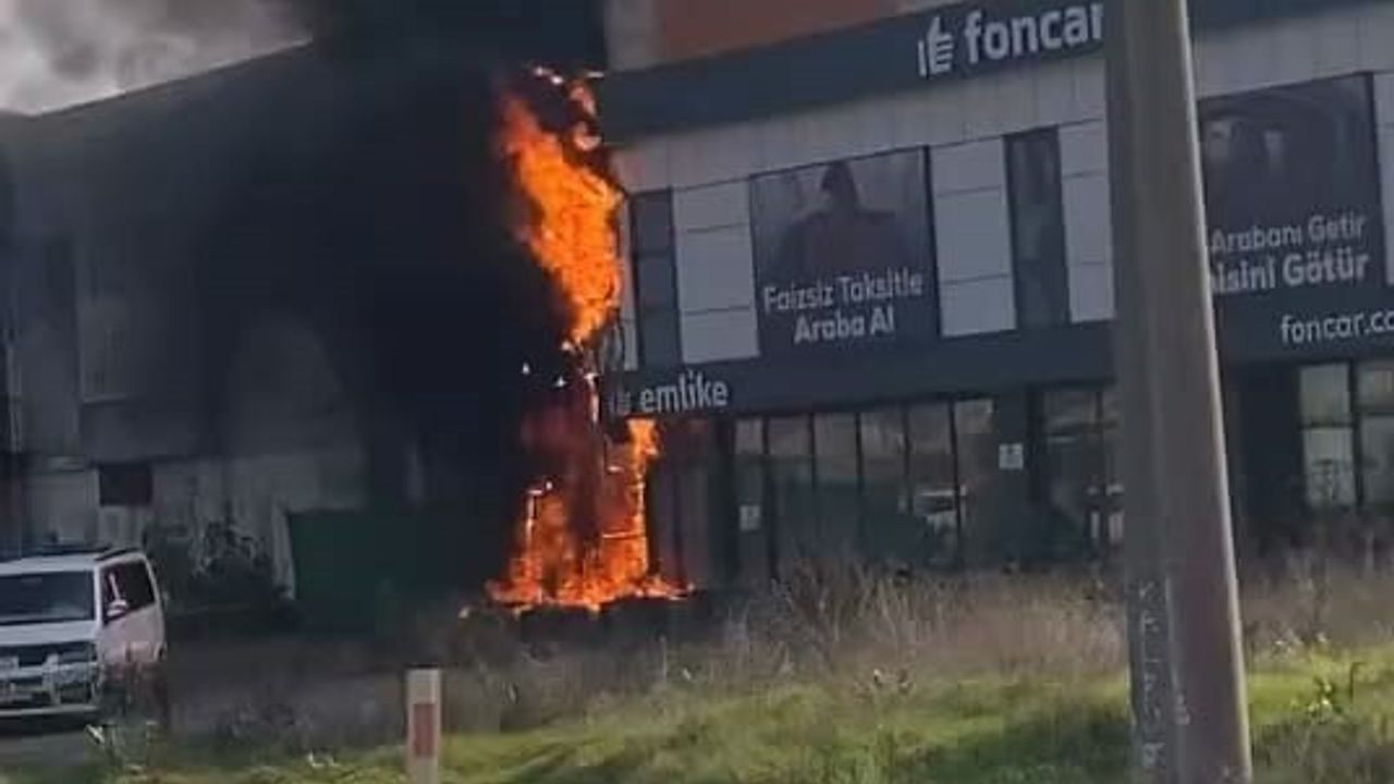 Bursa İnegöl'de Elektrik Panosunda Yangın: 2 İşyeri Hasar Gördü