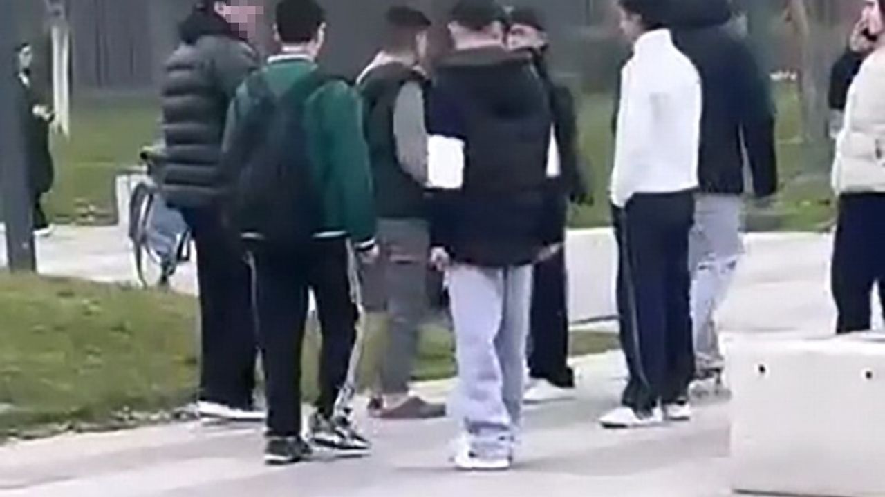 Bursa İnegöl'de Genç Gruplar Meydanda Kavga: O Anlar Kamerada