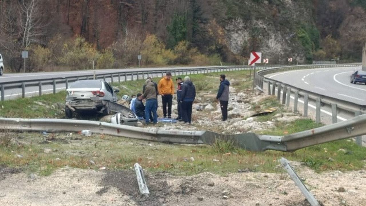 Bursa İnegöl'de Otomobil Bariyerlere Çarpıp Refüje Girdi: 2 Yaralı