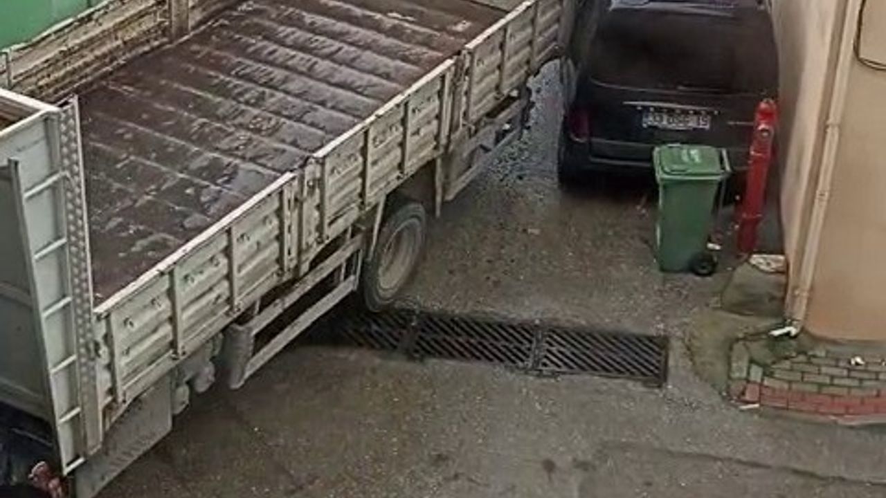 Bursa Kestel'de kamyon park halindeki hafif ticari araca çarptı, sürücü kaçtı