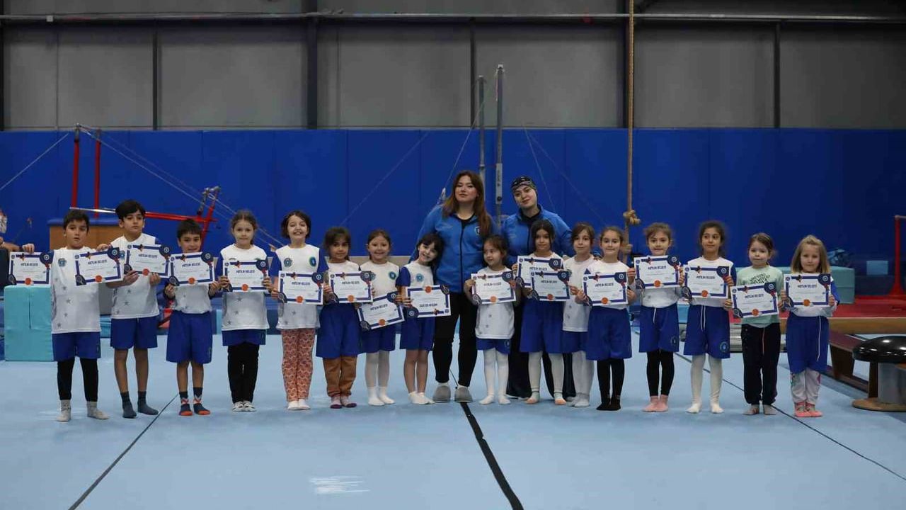Bursa Kış Spor Okulları'nda 4-16 Yaş Çocuklar Sertifikalarını Aldı