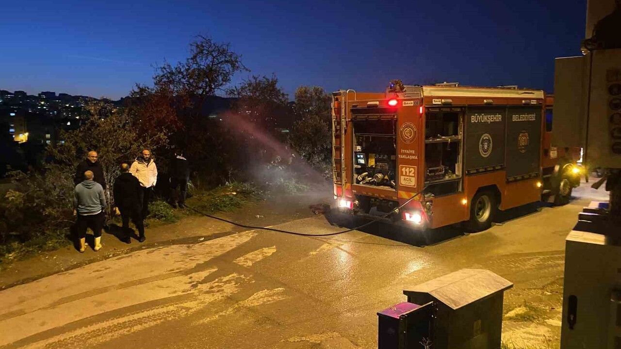 Bursa Mudanya'da Metruk Evde Yangın: İtfaiye Müdahalesi ve Mahalleli Tepkisi