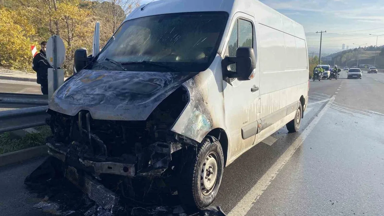 Bursa Mudanya'da Minibüs Yangını: BUSKİ Ekipleri Büyümesini Önledi