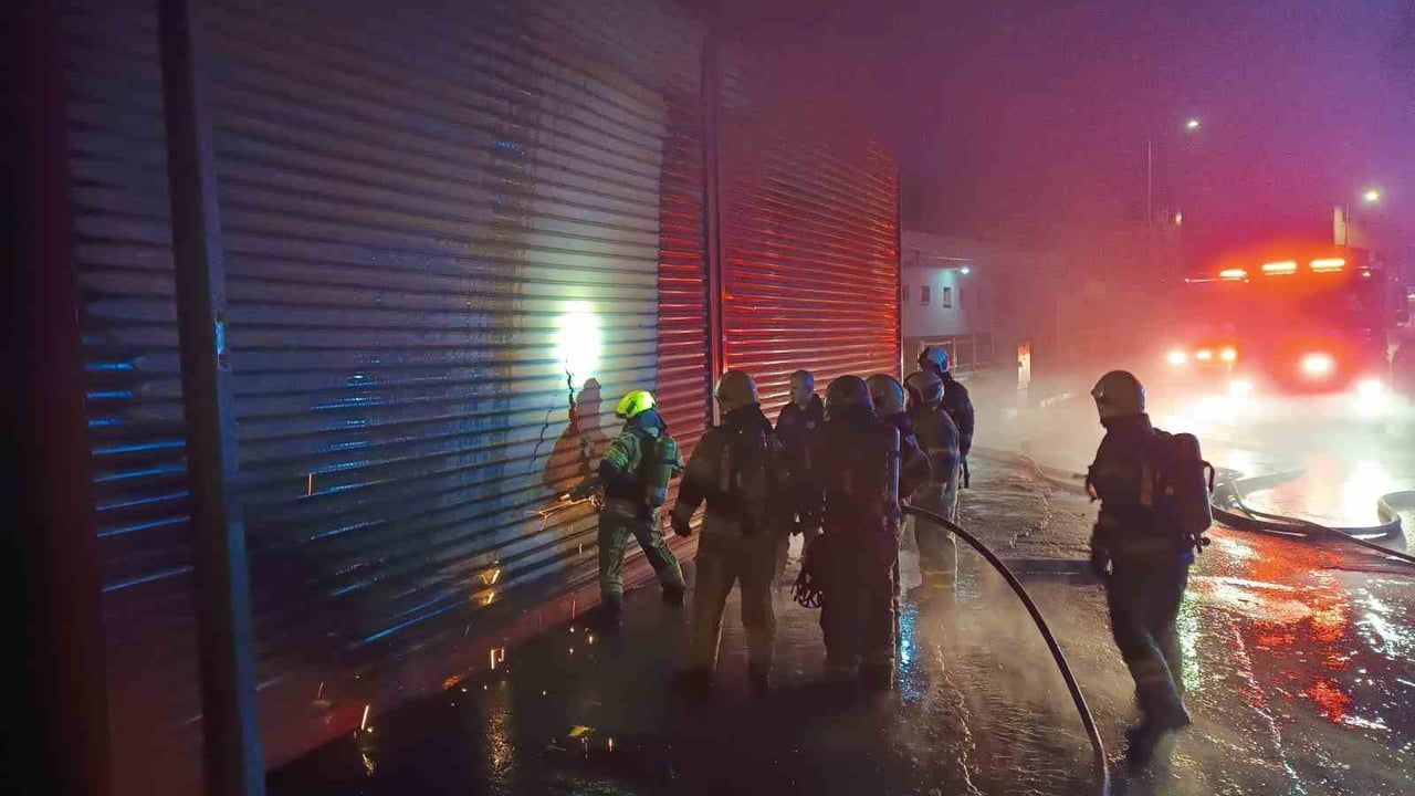 Bursa Osmangazi'de İş Yeri Yangını: Kardeşler Otomotiv'de Alevler 4 İşletmeye Sıçradı