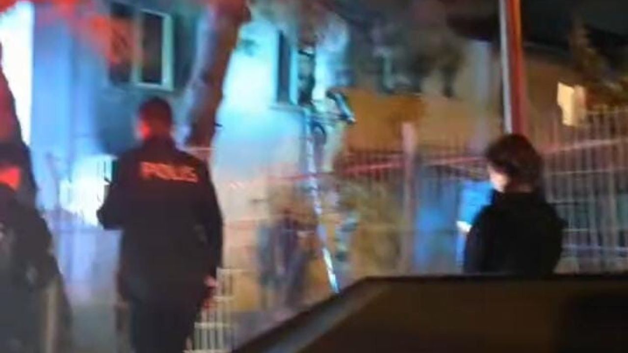 Bursa Yıldırım'da 2. Kat Yangını: İtfaiye Camı Kırarak 1 Kişiyi Kurtardı