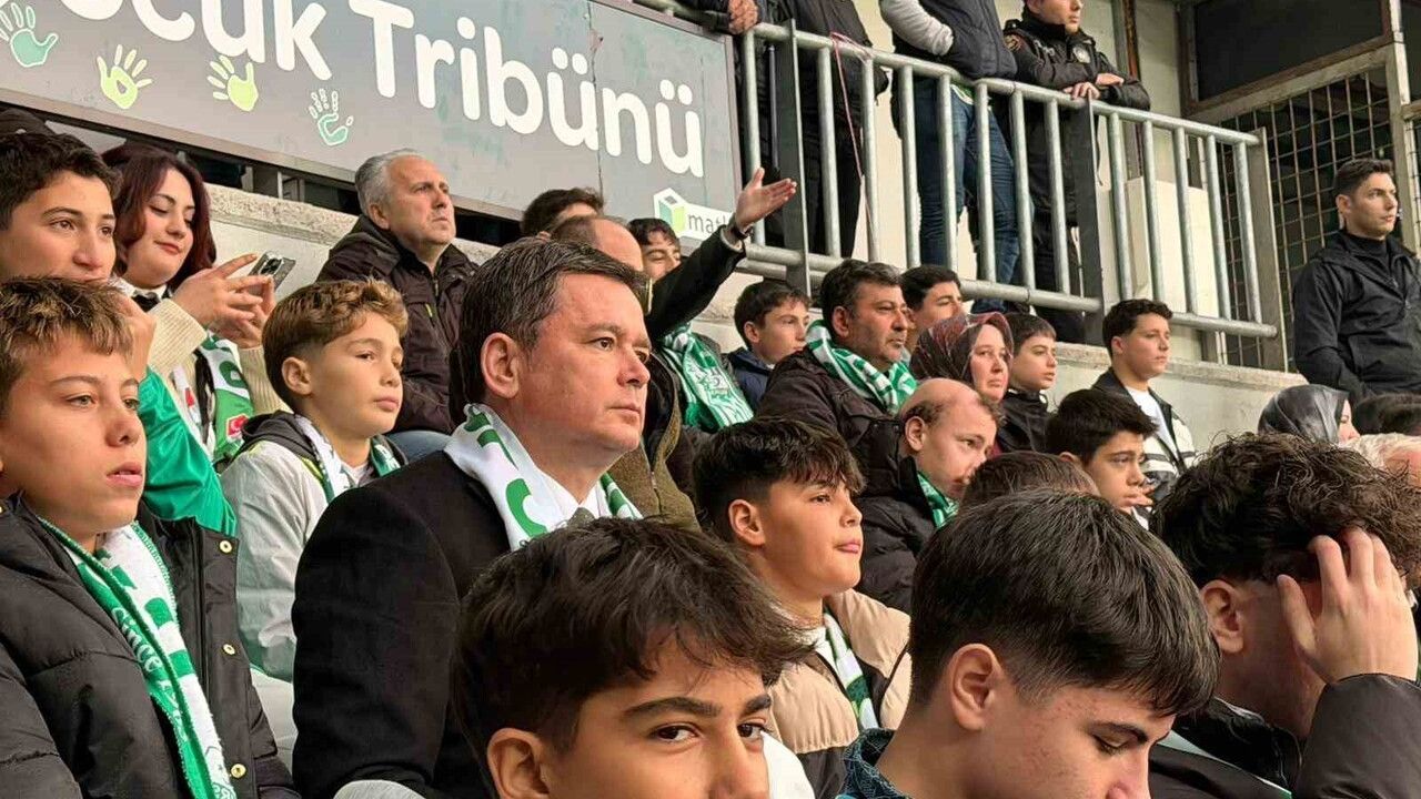 Bursaspor Sevgisi Tribünde: Başkan Erkan Aydın Çocuklarla Maçta