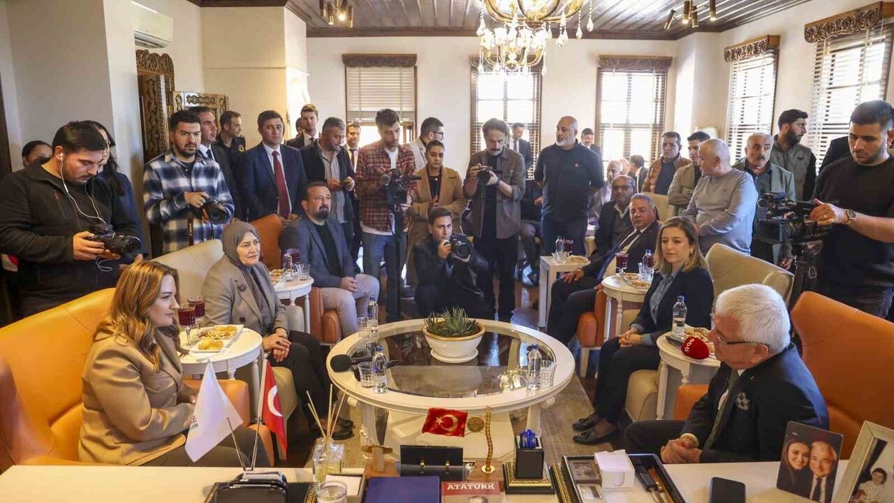 Büşra Özdemir Finike'de: 'Finike’nin ihtiyaçları doğrultusunda çalışıyoruz'