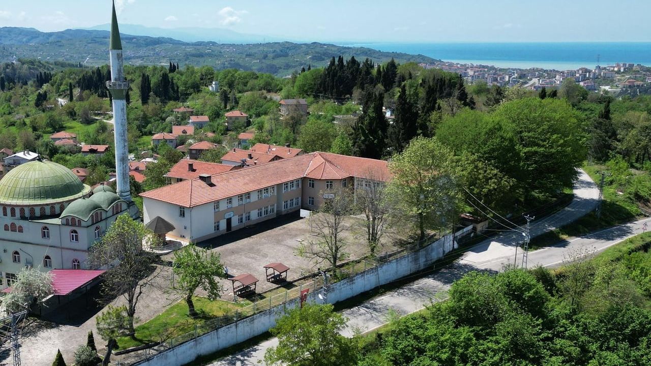 Büyük Tekke Köyü'ndeki 7 Yıllık Okul Yıkılıyor: Depreme Dayanıksız