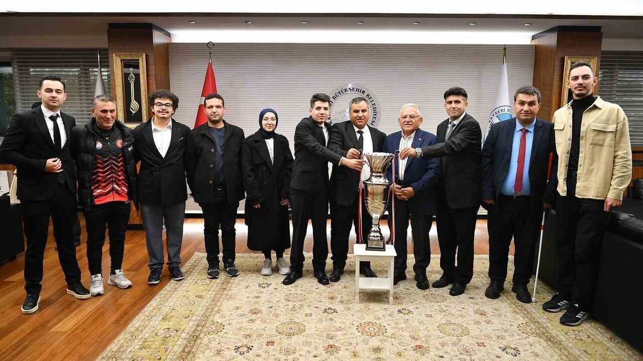 Büyükkılıç’a Kayseri Görme Engelliler’den Sesi Görenler 1. Ligi Kupası