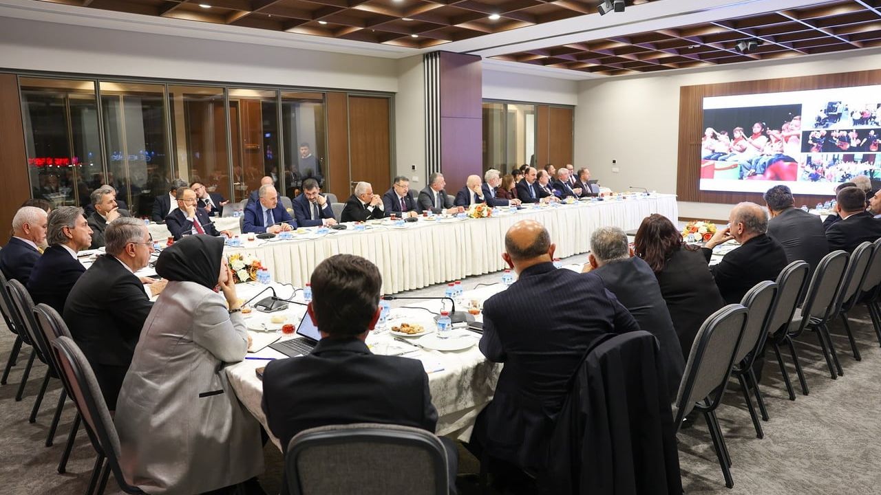 Büyükkılıç: "İlk Günkü Aşkla Şehrimize Hizmet Ediyoruz" — AK Parti İstişare Toplantısı