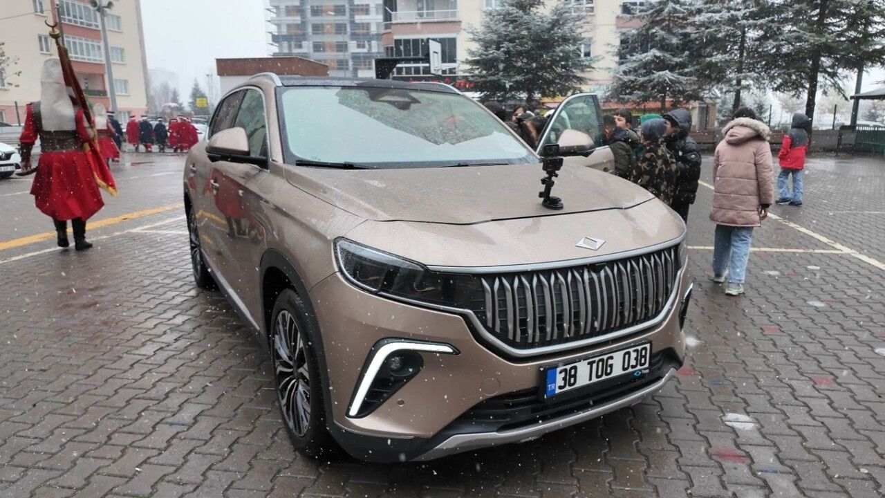 Büyükkılıç’ın Togg’u Talas’ta Yerli Malı Haftası’nda Öğrencilerle Buluştu