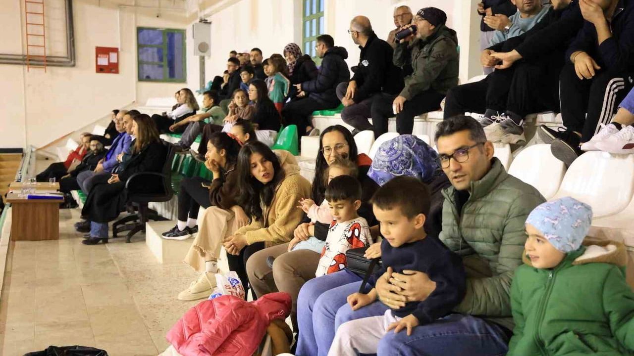 Çameli Kurumlar-Mahaller Voleybol Turnuvası'nda Heyecan Sürüyor