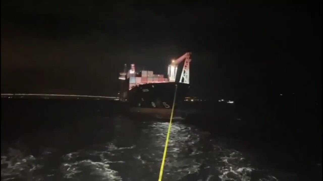 Çanakkale Boğazı'nda 'Orita' Konteyner Gemisi Makine Arızasıyla Demirletildi