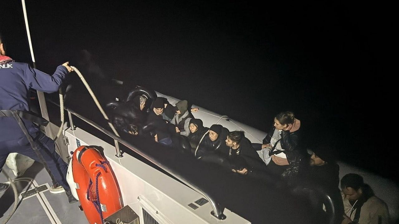 Çanakkale’de Sahil Güvenlik 34 Kaçak Göçmeni Lastik Botta Yakaladı