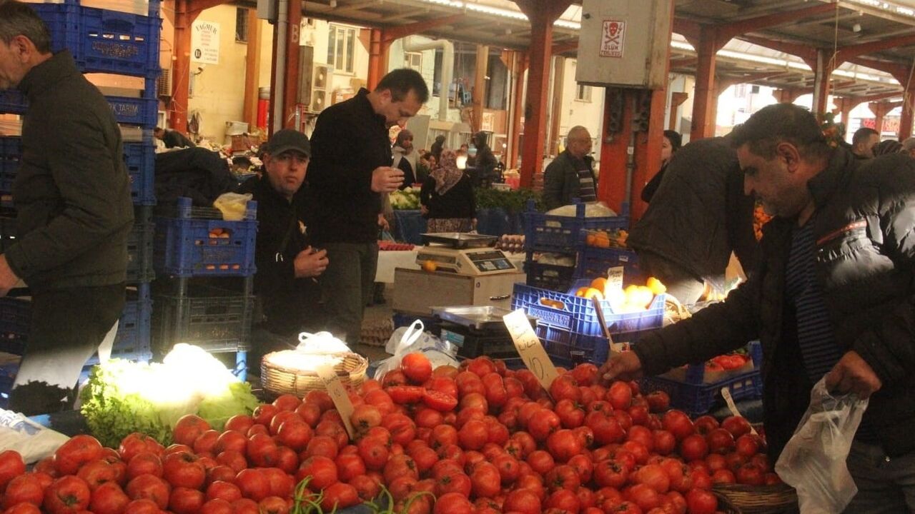 Çanakkale Domatesinde Fiyat Şoku: Tezgahlarda 40 TL'den 10 TL'ye Düştü