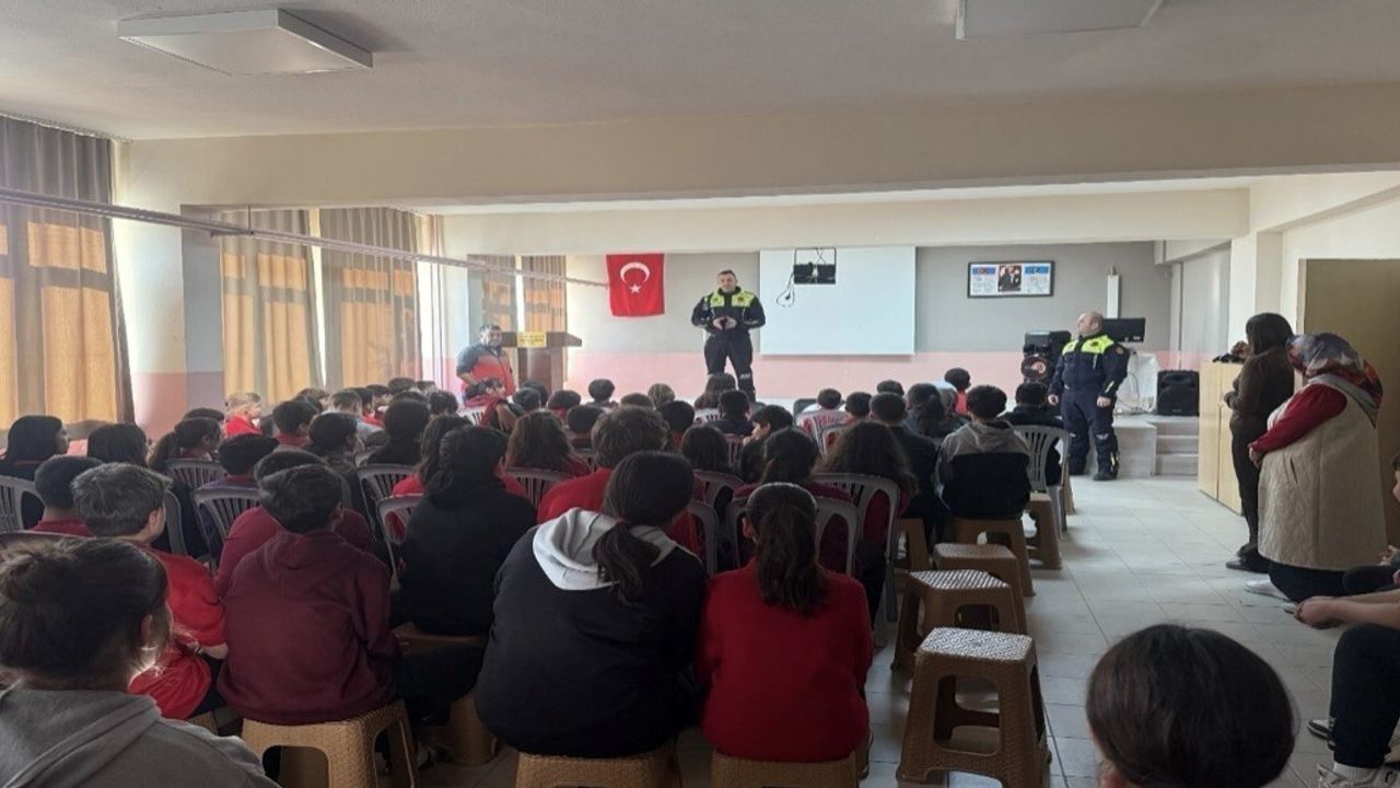 Çanakkale Ezine'de Trafik Jandarması Öğrenci ve Öğretmenlere Trafik Eğitimi Verdi