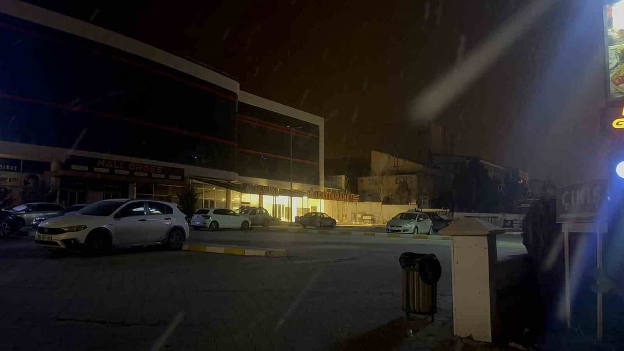 Çankırı'da Kar Yağışı İl Merkezini Beyaza Bürüdü