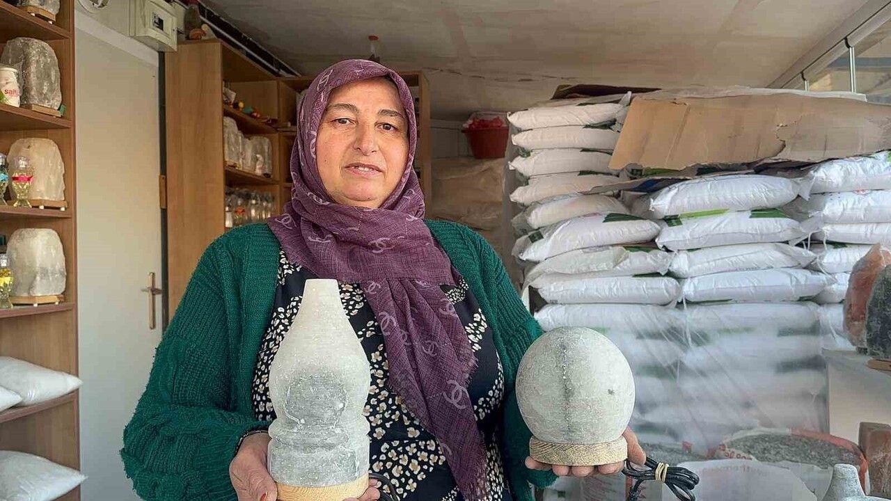 Çankırı'nın meşhur tuzu ile 6 yıldır geçimini sağlayan 4 çocuk annesi