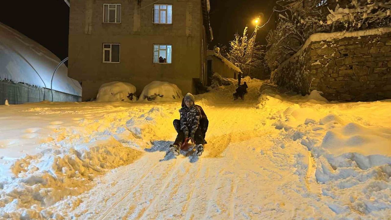 Çatak'ta Çocuklar Kar Tatilini Kızakla Şenliğe Dönüştürdü