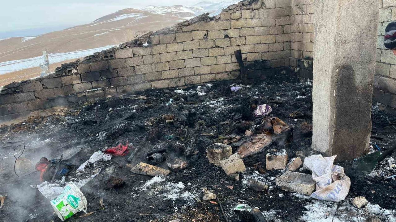 Çatak’ta soba bacası yangını: Çatı kullanılamaz, 2 kişi dumandan etkilendi