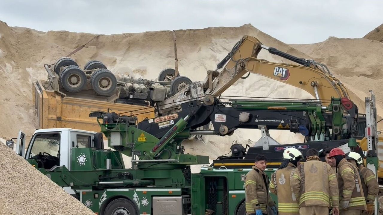 Çatalca'da taş ocağında kamyon devrildi: Sürücü hayatını kaybetti