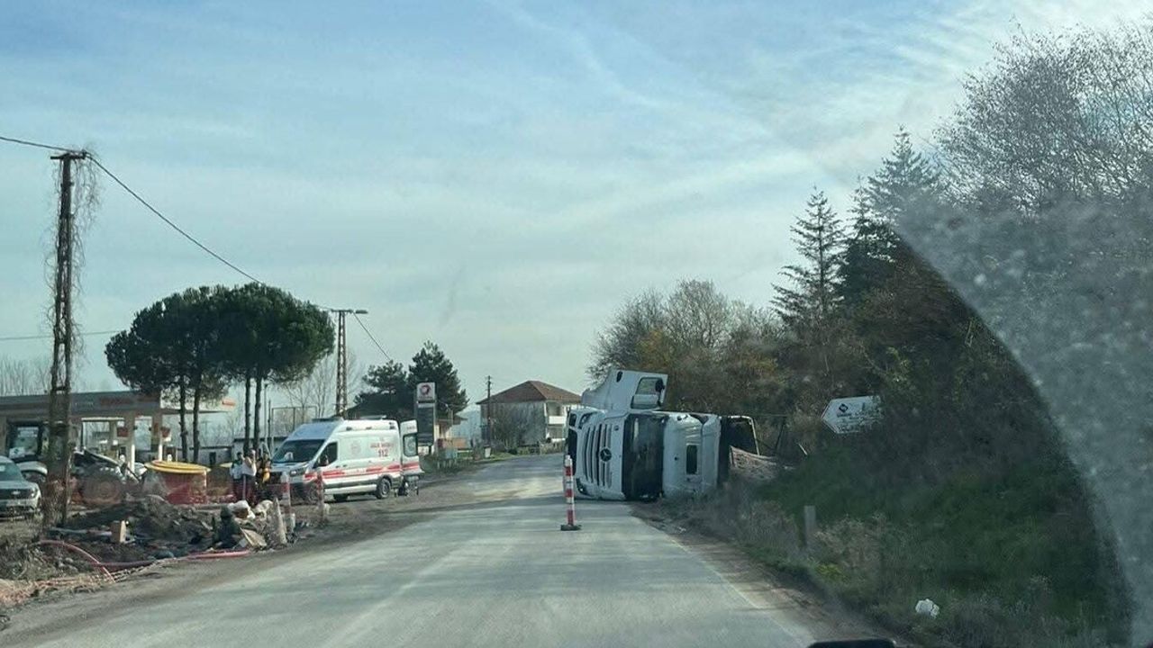 Çaycuma Çömlekçi'de Kontrolden Çıkan Tır Devrildi: Sürücü Yaralandı