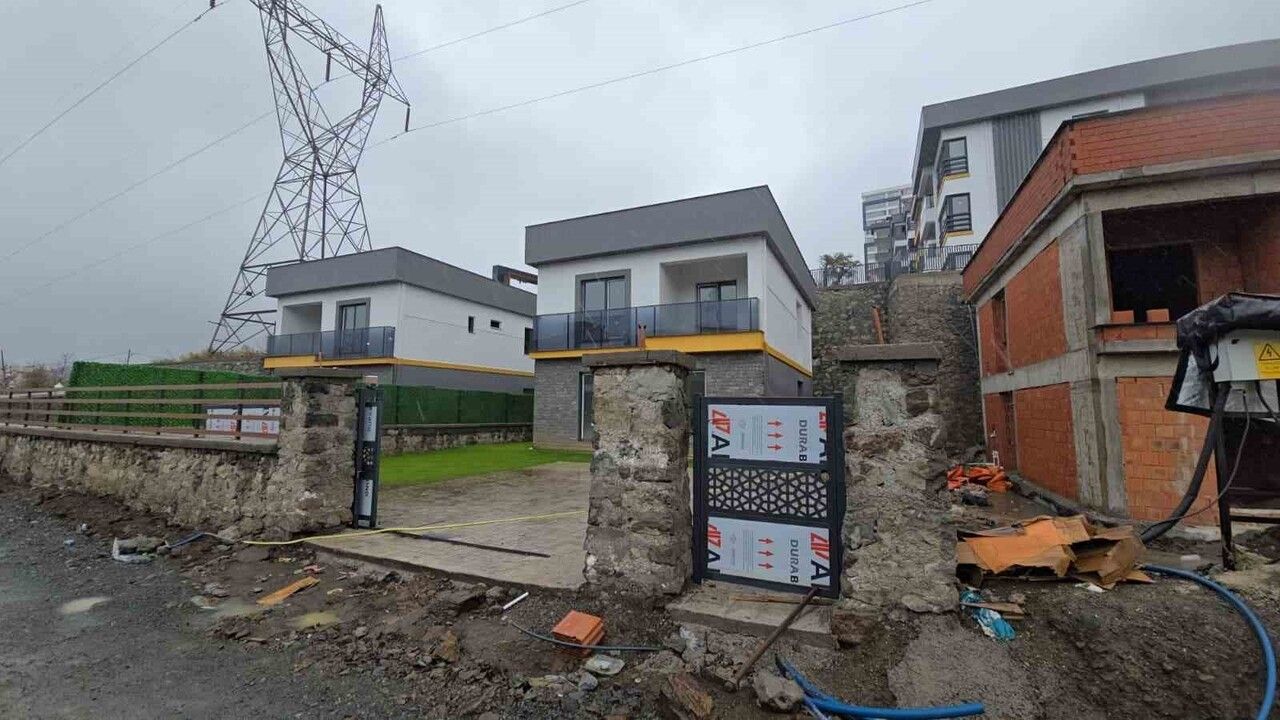 Çaycuma'da Otomobil Kamyona Çarptı: 1 Ölü, 2 Ağır Yaralı