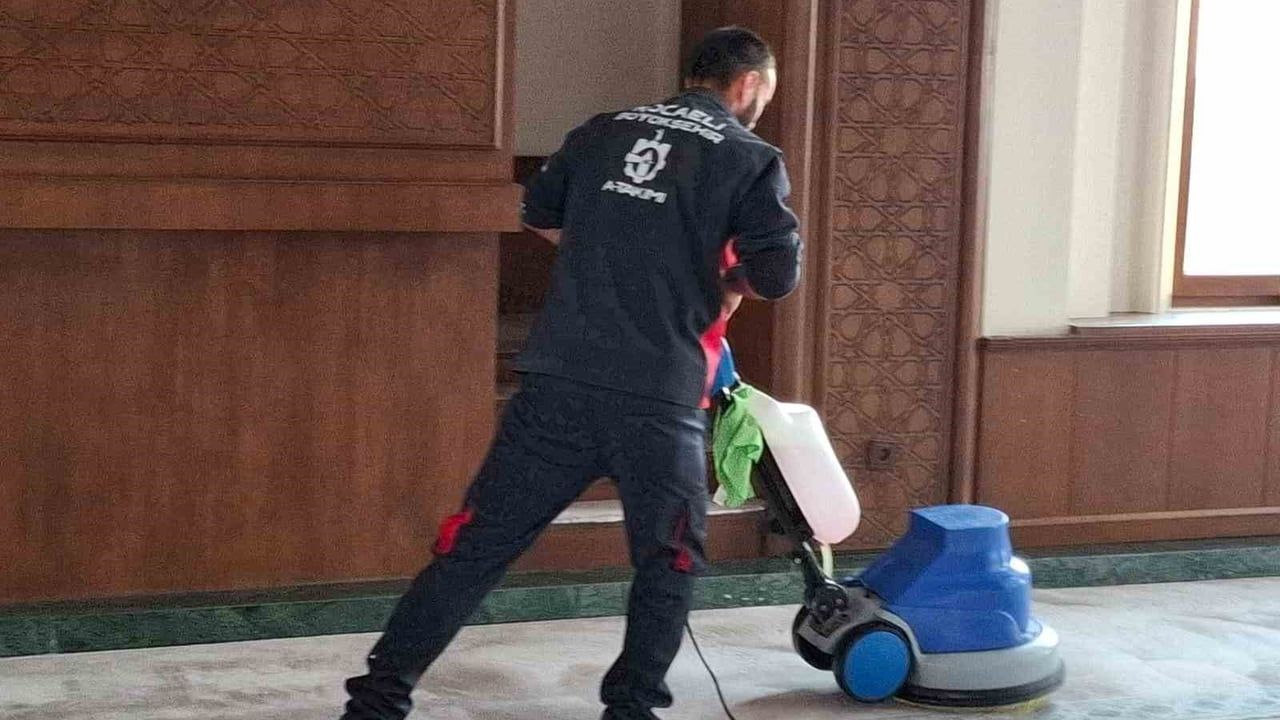 Çayırova'da Vaaz Sırasında İçeri Giren Pitbull Sonrası Cami Dezenfekte Edildi