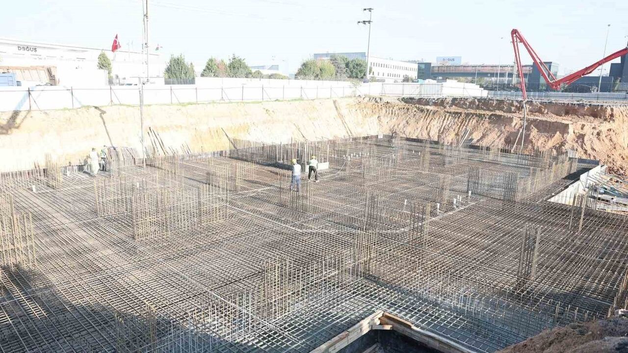 Çayırova'ya 24 Derslik Meslek Lisesi: İnşaatta Temel Beton Serimi Tamamlandı