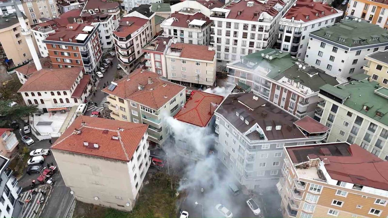 Çekmeköy'de Mobilya Atölyesinde Korkutan Yangın: 3 Katlı Bina Kullanılamaz Hale Geldi