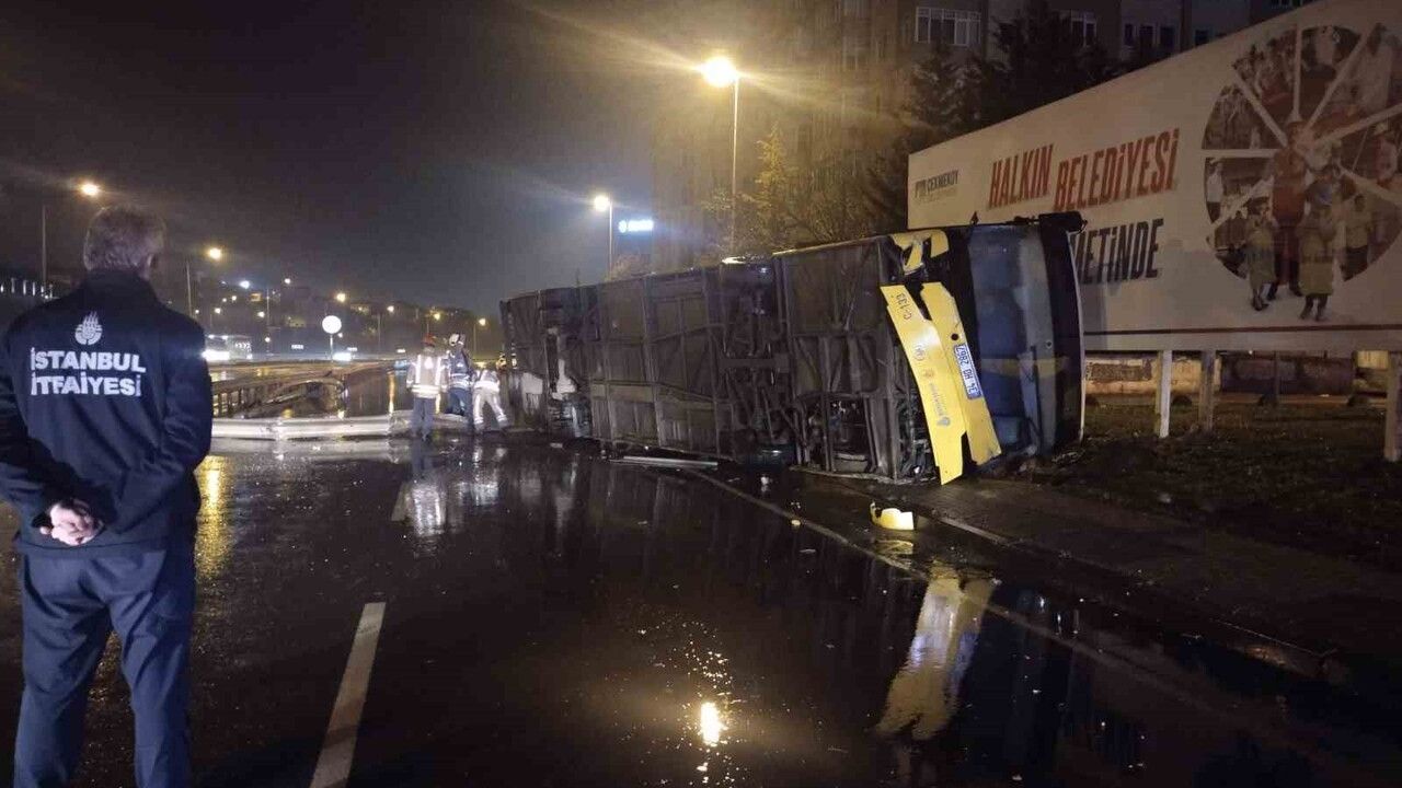 Çekmeköy'de Otobüs Bariyerlere Çarpıp Yan Yola Devrildi — 34 HO 2867