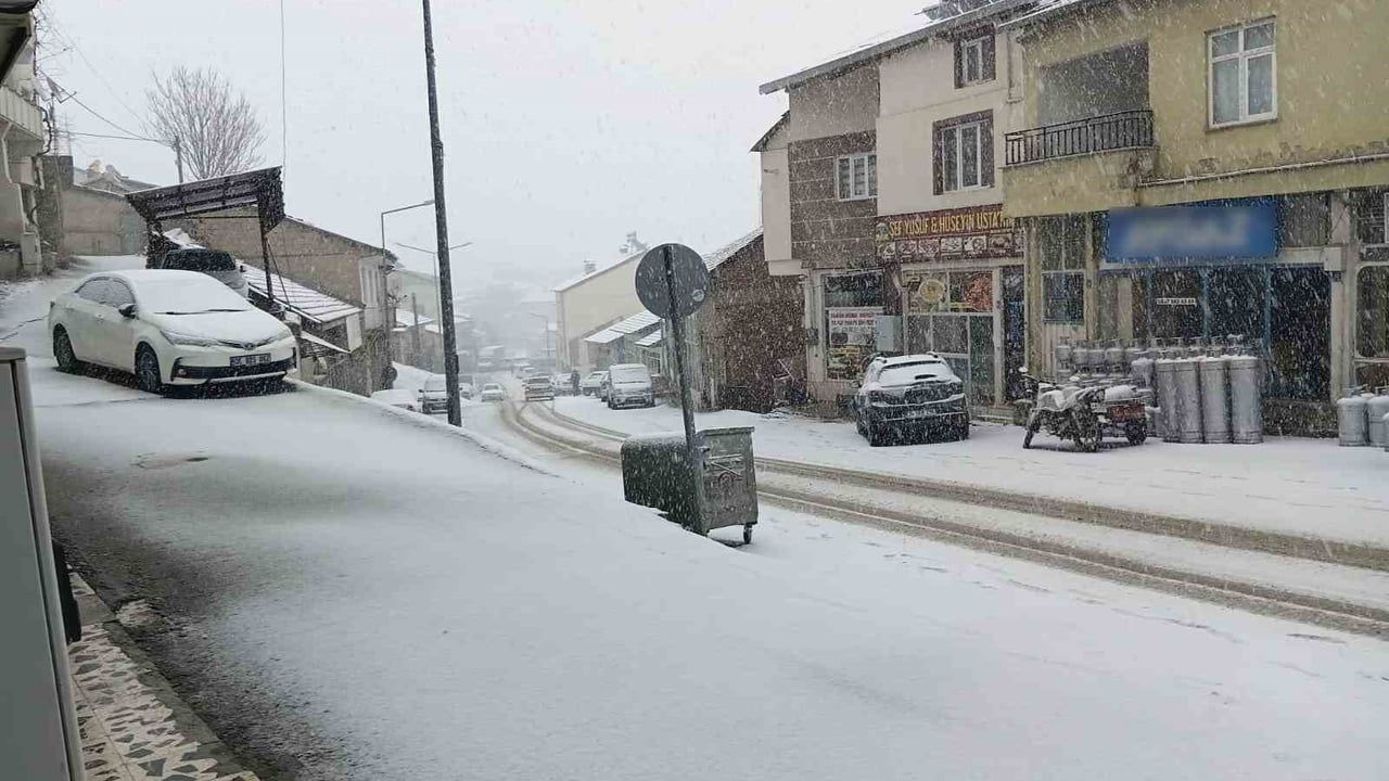 Çelikhan Beyaza Büründü: Adıyaman'da Kar Yağışı